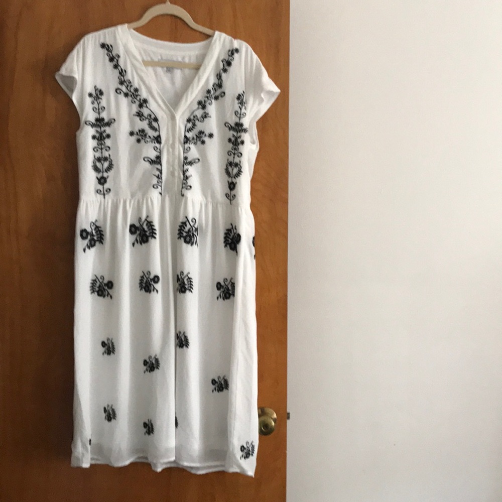 Beautiful embroidered Piper & Scoot Dress✨✨